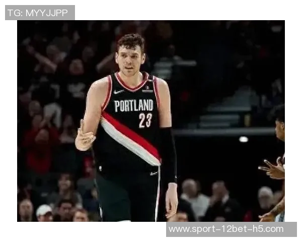 克林根在比赛中受伤手臂不适开拓者媒体人希望只是轻伤无大碍